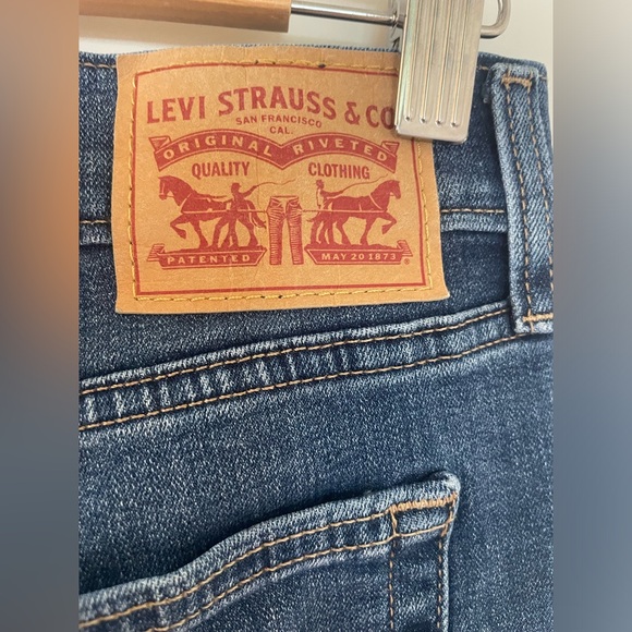 Levi’s, mid rise, ankle jeans in boyfriend fit. Size 31 - Picture 4 of 5